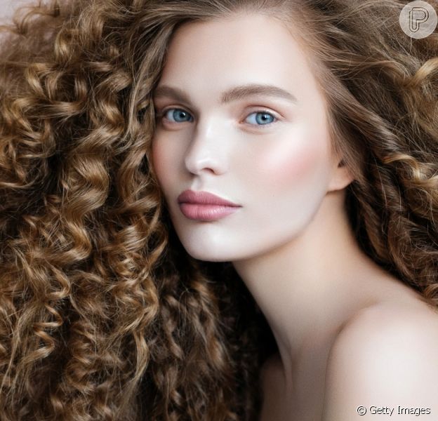 Leia mais sobre o artigo Como cachear cabelo liso: confira dicas e passo a passo