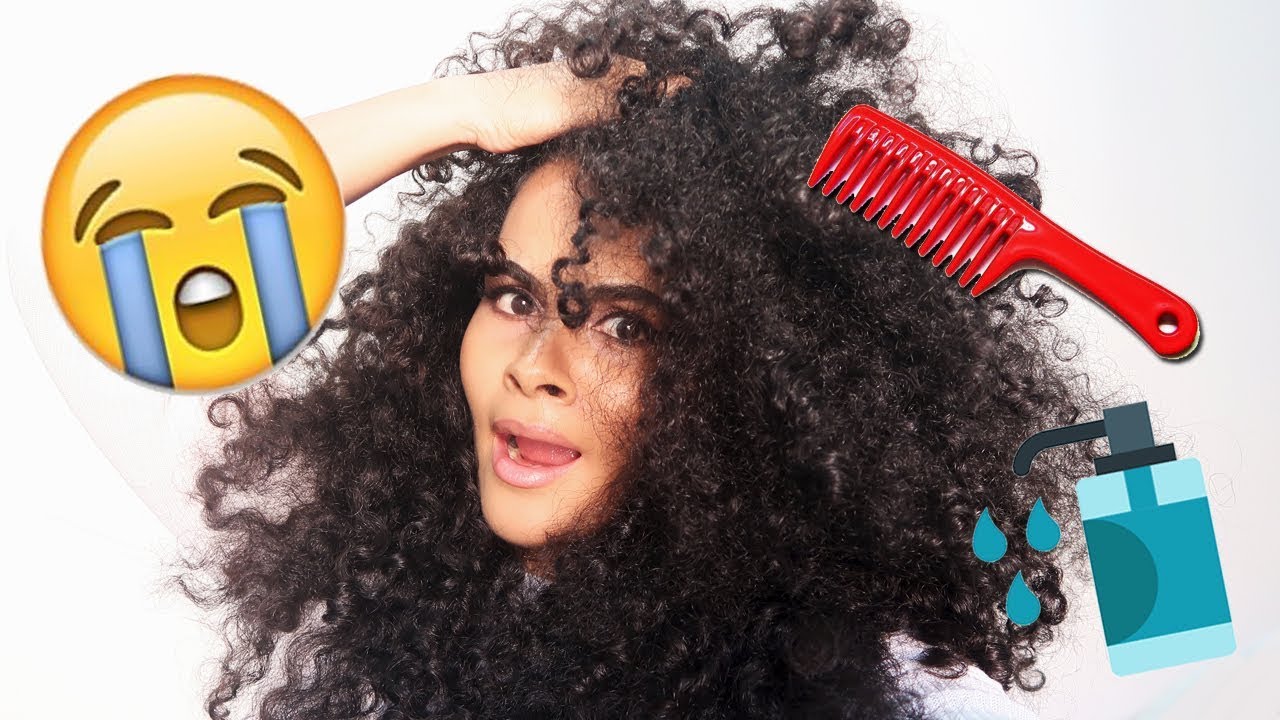 Leia mais sobre o artigo Hábitos que estragam o cabelo cacheado: veja quais são eles e como evitar no dia a dia
