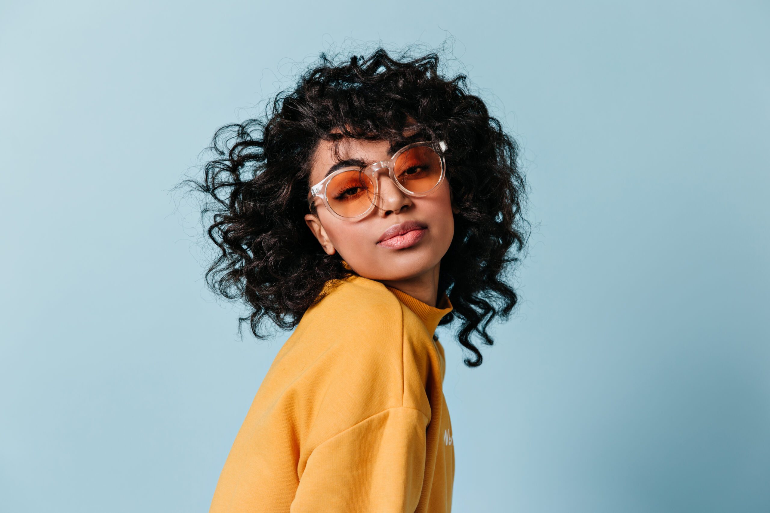 Você está visualizando atualmente “Alisei o cabelo e quero meus cachos de volta”: como resolver e recuperar?