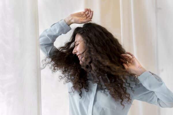 Leia mais sobre o artigo Cortes de Cabelo Cacheado para Empoderar e Definir Seus Cachos.